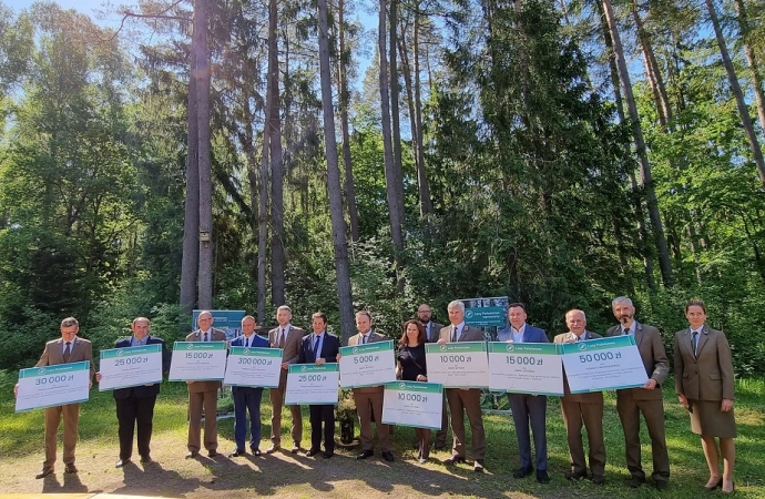 {Przedstawiciele Lasów Państwowych wręczyli samorządowcom z Warmii i Mazur symboliczne czeki.}