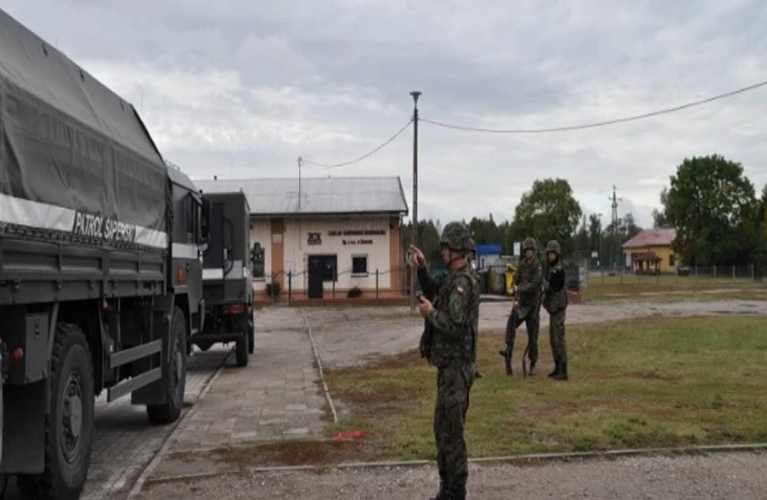 {Policjanci z Zalewa otrzymali informację o niewybuchu w okolicy miejskiego targowiska.}