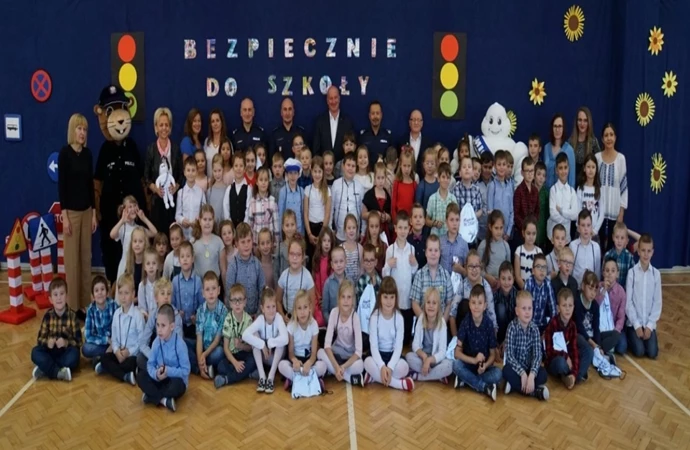 {„Lekcje z odblaskami” to cykl działań edukacyjnych prowadzonych w szkołach przez policję przy wsparciu firmy Michelin.}